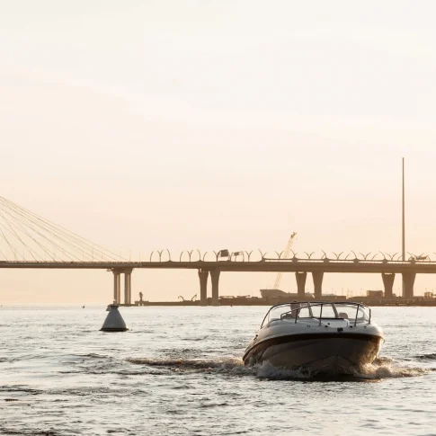 Романтическая прогулка на скоростном катере Bayliner 1952 Capri