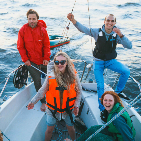 Дружеская прогулка на парусной яхте