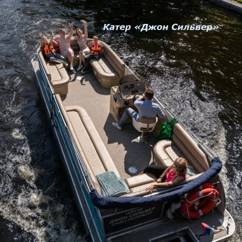 Катание на катере во время разведения мостов