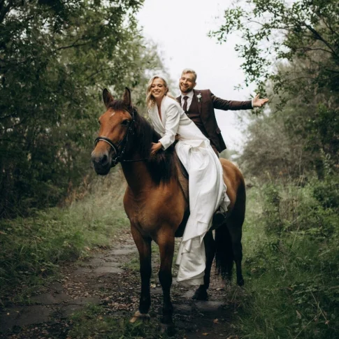 Свидание на конях в великолепном Петергофе