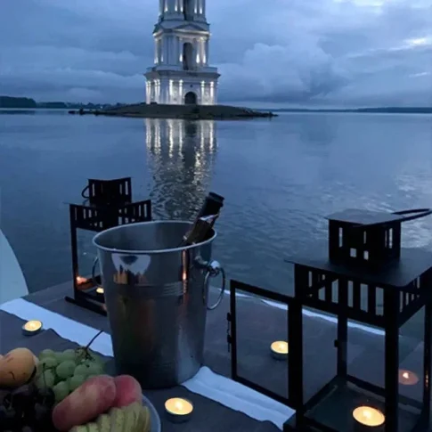 Романтический вечер на катере в Калязине