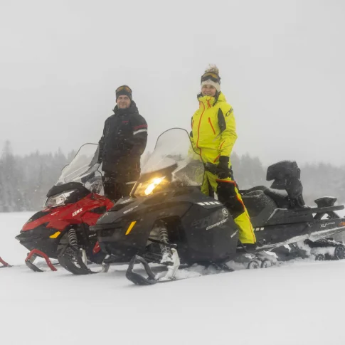 Катание на мощном канадском снегоходе по лесному маршруту