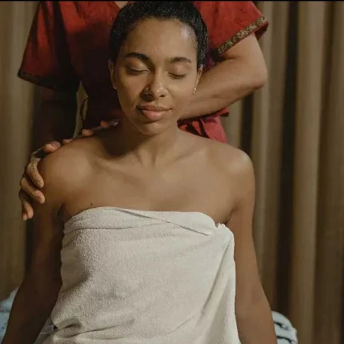 Массаж спины и плеч