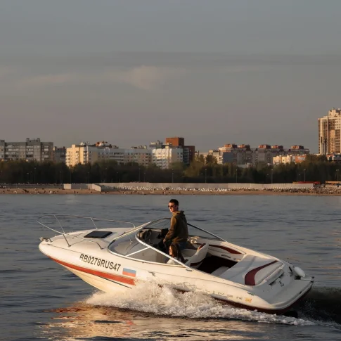 Романтическая прогулка на скоростном катере Bayliner 1952 Capri