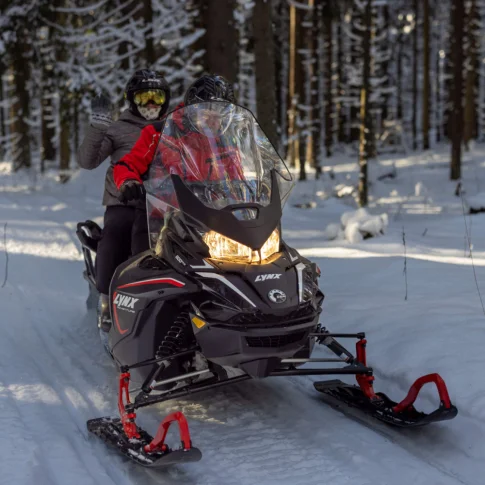 Катание на двухместном канадском снегоходе