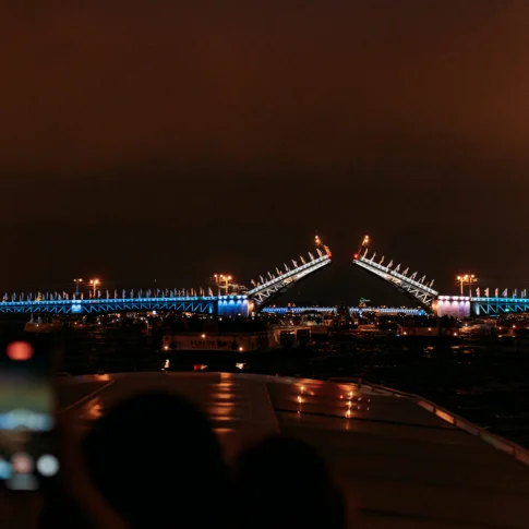 Катание на катере во время разведения мостов