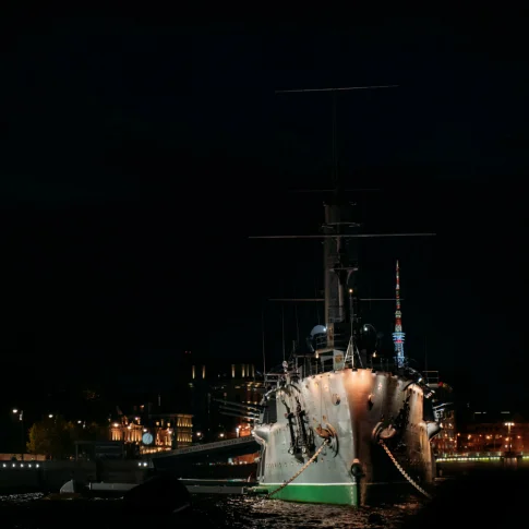 Катание на катере во время разведения мостов