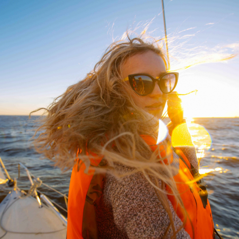 Дружеская прогулка на парусной яхте