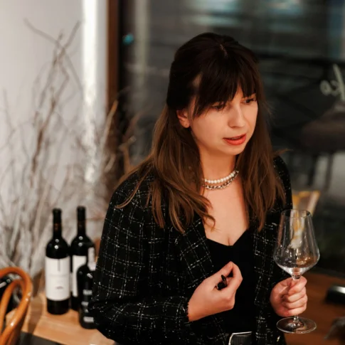 Арт-встречи и винные дегустации с искусствоведом в центре Петербурга