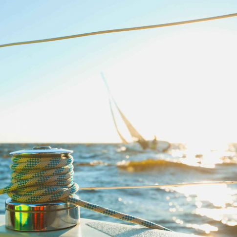 Семейная прогулка на парусной яхте