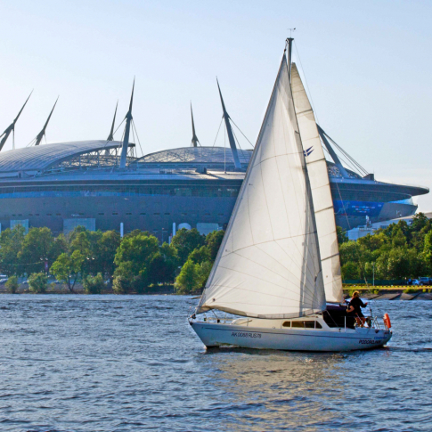 Дружеская прогулка на парусной яхте