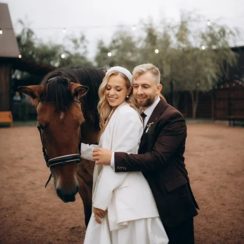 Свидание на конях в великолепном Петергофе