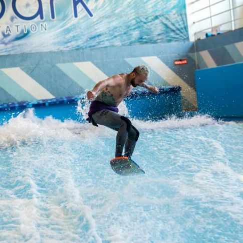 Индивидуальный серфинг на искусственной волне