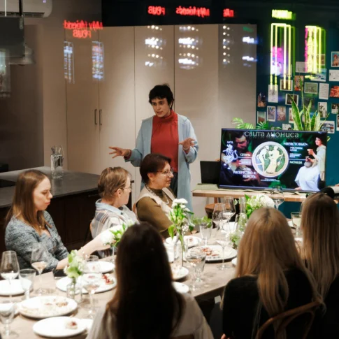 Арт-встречи и винные дегустации с искусствоведом в центре Петербурга