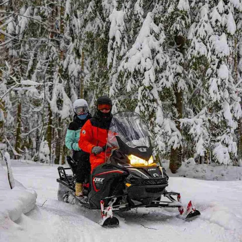 Катание на двухместном канадском снегоходе