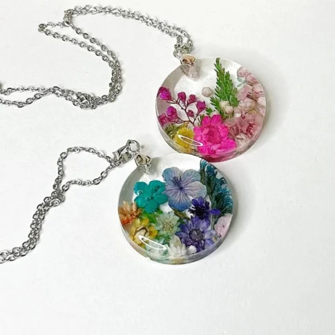 Мастер-класс по созданию украшений из эпоксидной смолы с сухоцветами