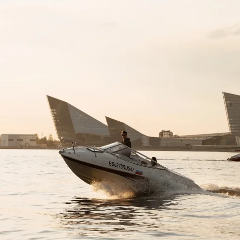 Романтическая прогулка на скоростном катере Bayliner 1952 Capri