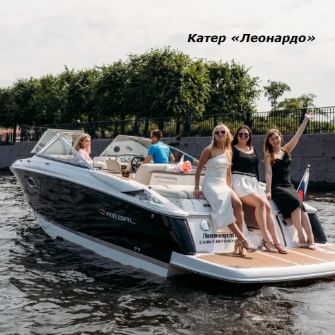 Катание на катере во время разведения мостов