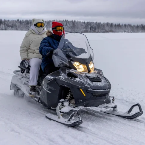 Катание на мощном канадском снегоходе по лесному маршруту