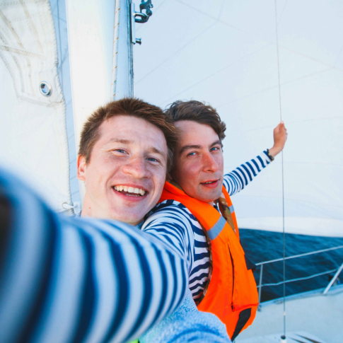 Дружеская прогулка на парусной яхте