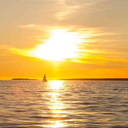 Дружеская прогулка на парусной яхте